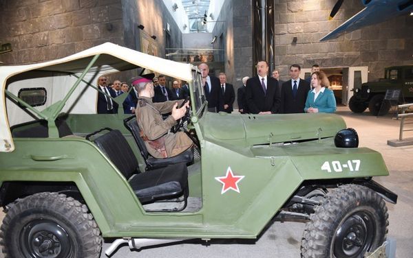 Президент Азербайджана Ильхам Алиев в Музее истории Великой Отечественной войны в Минске. - Sputnik Азербайджан