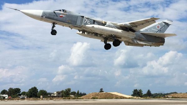 Российский самолет Су-24 взлетает с авиабазы Хмеймим в Сирии - Sputnik Азербайджан