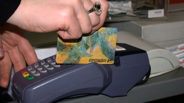 Оплата покупки через терминал пластиковой банковской картой Оплата покупки через терминал пластиковой банковской картой - Sputnik Азербайджан