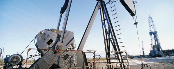 The prices of West Texas Intermediate (WTI), the US oil benchmark, and Brent crude, the global oil benchmark, hit record lows not seen since April 2009 on Tuesday. - Sputnik Азербайджан