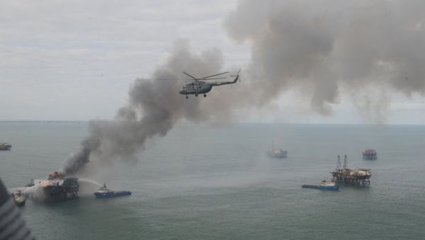 Работы по ликвидации последствий аварии на месторождении Гюнешли. Фото из архива АПА - Sputnik Азербайджан