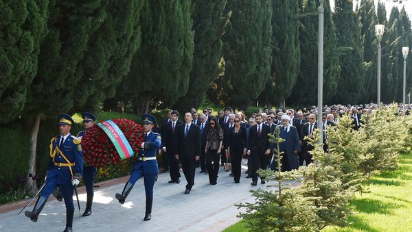 Heydər Əliyevin məzarını ziyarət edərkən - Sputnik Азербайджан