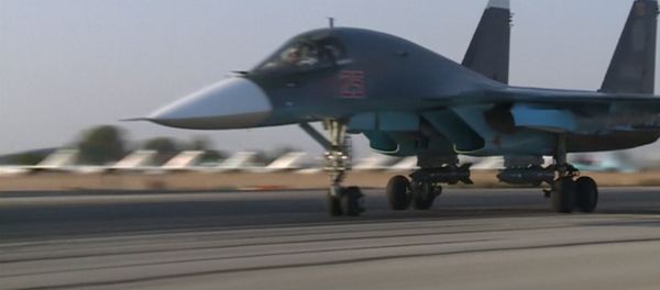 Взлет Су-24 и Су-25 с базы РФ в Сирии для нанесения ударов по террористам - Sputnik Азербайджан