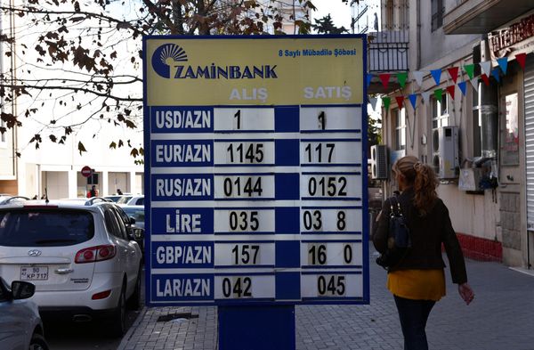 Табло пункта обмена валют Zamin Bank - Sputnik Азербайджан