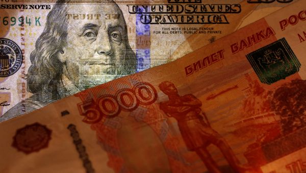 Денежные купюры США и России. Архивное фото - Sputnik Азербайджан