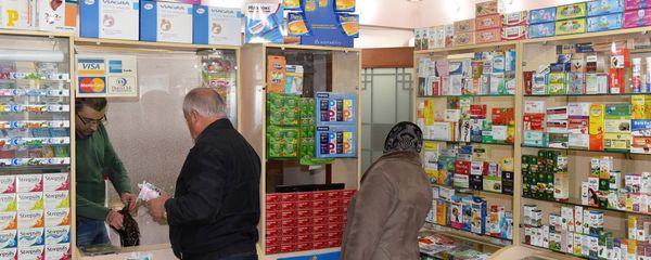 Покупатели в аптеке - Sputnik Азербайджан