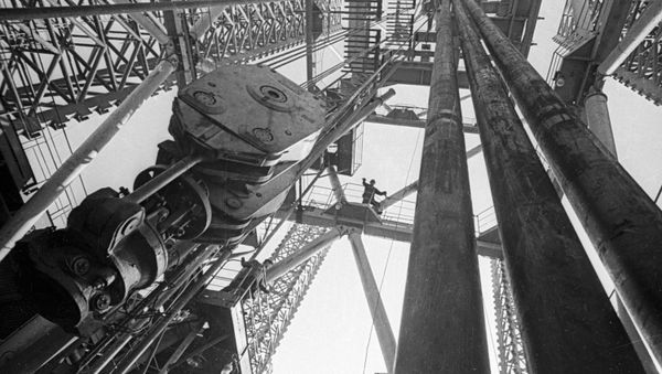 Нефтяная вышка Каспия. Архивное фото - Sputnik Азербайджан