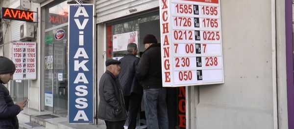 Люди выстраиваются в очереди перед обменниками в центре Баку - Sputnik Азербайджан
