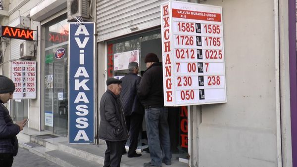 Люди выстраиваются в очереди перед обменниками в центре Баку - Sputnik Азербайджан