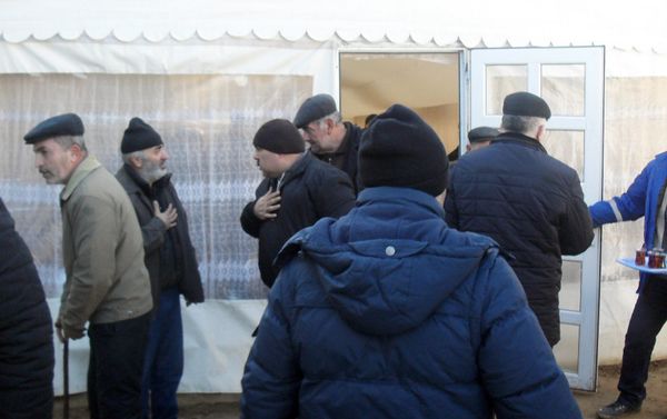 Поминки погибшего нефятника Азизаги Гулиева - Sputnik Азербайджан