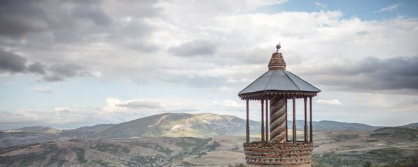 Минарет мечети, пострадавшей в ходе войны, в городе Шуши  - Sputnik Азербайджан