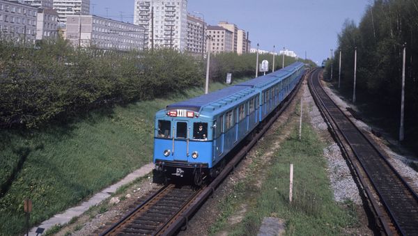 Московский метрополитен. Наземный участок пути недалеко от станции Измайловская - Sputnik Азербайджан
