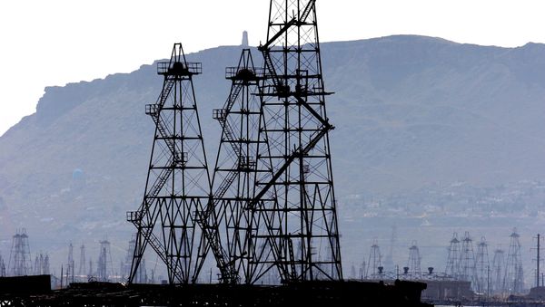 Нефтяные вышки на Каспийском море в г.Баку - Sputnik Азербайджан