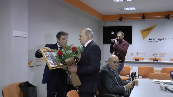 Sputnik Азербайджан поздравил политолога Фикрета Садыхова с юбилеем - Sputnik Азербайджан