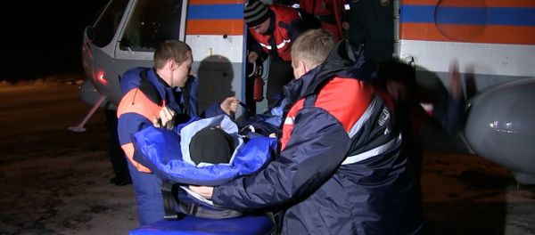 Спасатели на Ми-8 забрали с базы геологов пострадавшего на перевале Дятлова - Sputnik Азербайджан