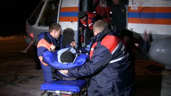 Спасатели на Ми-8 забрали с базы геологов пострадавшего на перевале Дятлова - Sputnik Азербайджан