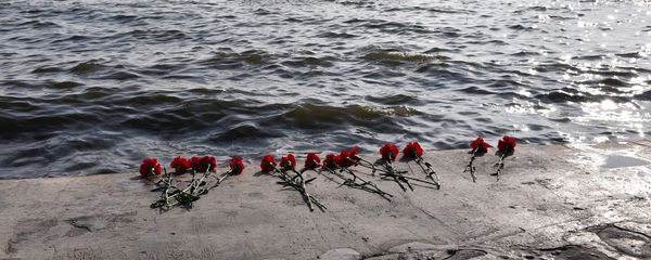 Прошло 40 дней со дня страшной трагедии на 10 платформе месторождения Гюнешли  - Sputnik Азербайджан