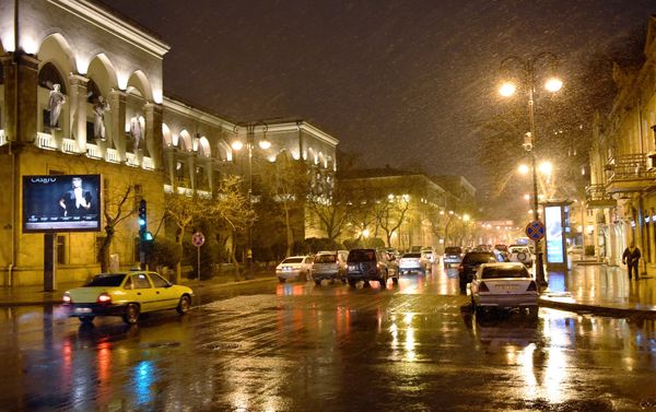 Мокрый снег в Баку - Sputnik Азербайджан