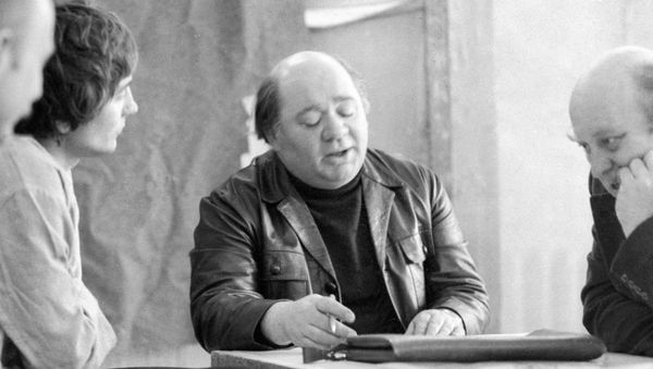 Евгений Леонов на репетиции пьесы Вор - Sputnik Азербайджан