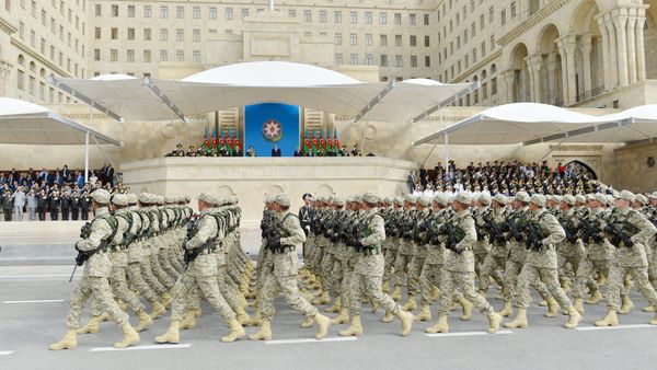 Военнослужащие Азербайджана на военном параде в Баку - Sputnik Азербайджан