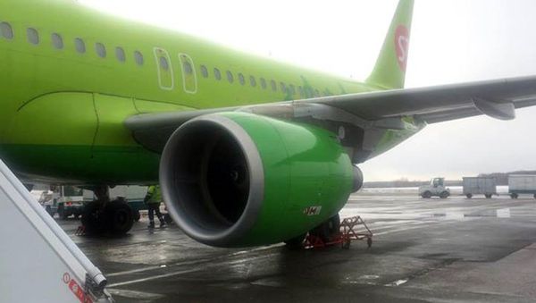 У самолета компании S7, следовавшего рейсом Москва-Тбилиси, предположительно загорелся двигатель - Sputnik Азербайджан