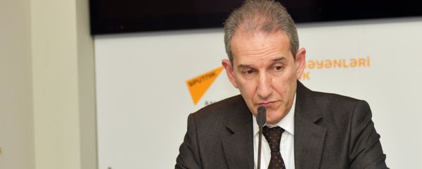 Расим Саттарзаде в пресс-центре агентства Sputnik Расим Саттарзаде в пресс-центре агентства Sputnik - Sputnik Азербайджан