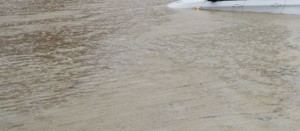 Упавший в воду автомобиль. Архивное фото - Sputnik Азербайджан