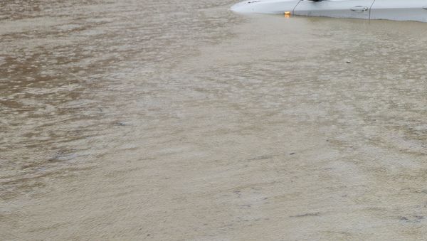 Упавший в воду автомобиль. Архивное фото - Sputnik Азербайджан