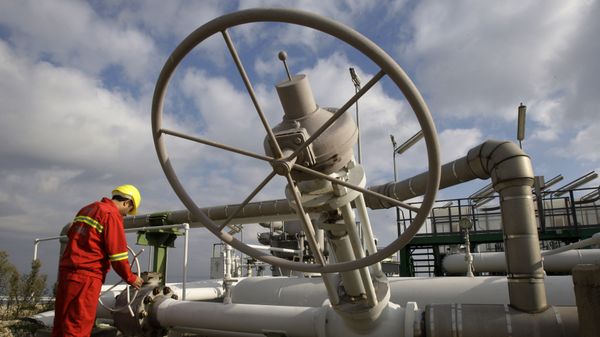 Рабочий проверяет газовые вентили  - Sputnik Азербайджан