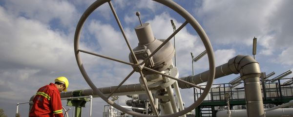 Рабочий проверяет газовые вентили - Sputnik Азербайджан