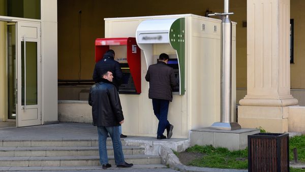 Люди у банкоматов в Баку - Sputnik Азербайджан