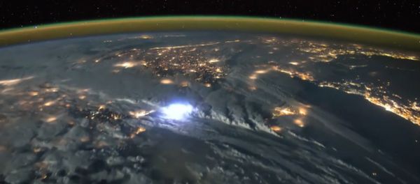 Молнии над Земным шаром, или Как выглядит гроза из космоса Молнии над Земным шаром, или Как выглядит гроза из космоса - Sputnik Азербайджан