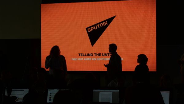 Экран с логотипом и девизом информационного агентства - Sputnik Азербайджан