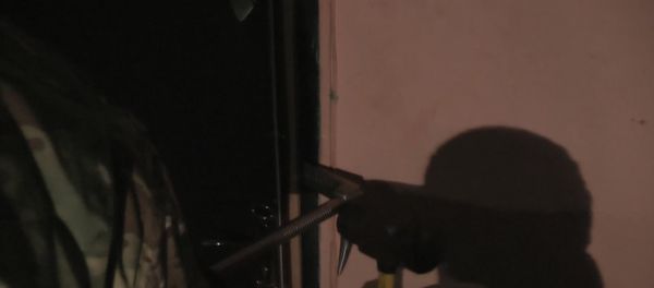 Сотрудники ФСБ выломали дверь квартиры, где подделывались паспорта для ИГ - Sputnik Азербайджан