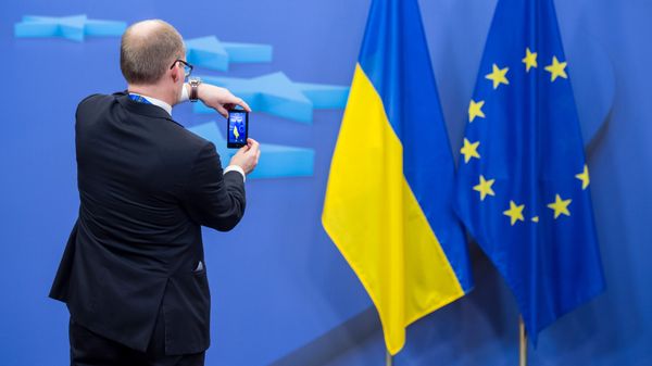 Флаги Украины и Евросоюза. Архивное фото - Sputnik Азербайджан