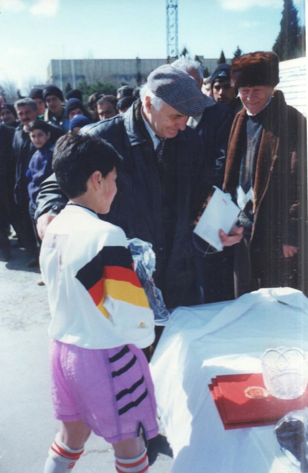 Март 1996 года, Баку. Детский футбольный турнир. Награждение победителей турнира. Анатолий Банишевский (справа) и Алекпер Мамедов - Sputnik Азербайджан