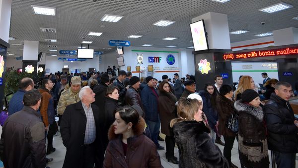 Массовое скопление народа у Центров услуг Госагентства по социальным инновациям и услугам гражданам (ASAN Xidmət) - Sputnik Азербайджан