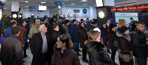 Массовое скопление народа у Центров услуг Госагентства по социальным инновациям и услугам гражданам (ASAN Xidmət) - Sputnik Азербайджан