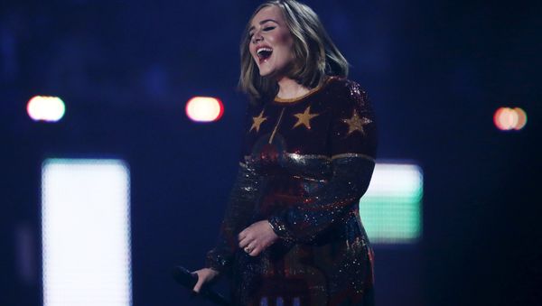 Британская певица Адель на церемонии вручения премии Brit Awards - Sputnik Азербайджан