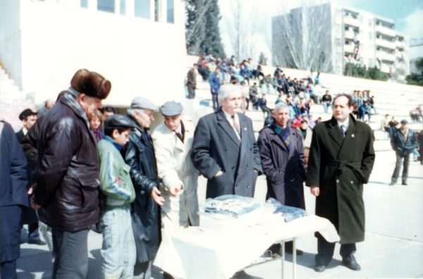 Март 1996 года, Баку. Детский футбольный турнир. Третий слева: заслуженный мастер спорта Алекпер Амирович Мамедов, слева от него: судья международной категории Рустам Рагимов - Sputnik Азербайджан