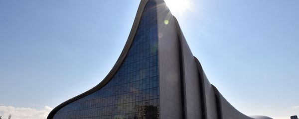 Культурный центр Гейдара Алиева в лучах солнца - Sputnik Азербайджан