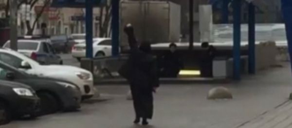 Прохожие сняли на видео подозреваемую в убийстве ребенка в Москве - Sputnik Азербайджан