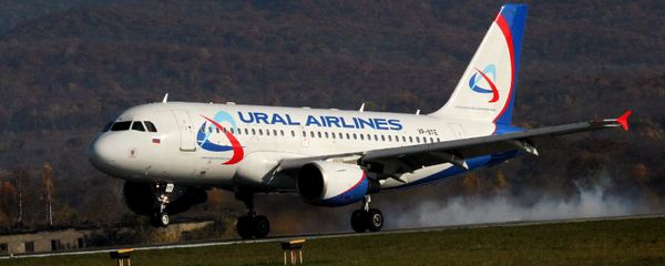 Ural Airlines aviaşirkətinə məxsus Airbus А319 təyyarəsi - Sputnik Азербайджан