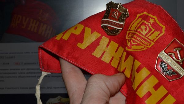 Повязка и значки дружинника в СССР - Sputnik Азербайджан