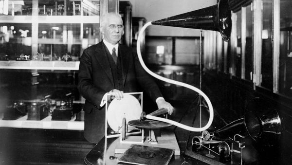Американский изобретатель Эмиль Берлинер в 1921 году - Sputnik Азербайджан