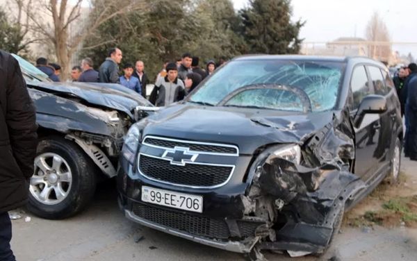 Легковые автомобили, попавшие в цепную аварию Легковые автомобили, попавшие в цепную аварию - Sputnik Азербайджан