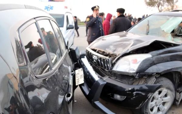 Машины получили серьезные повреждения Машины получили серьезные повреждения - Sputnik Азербайджан