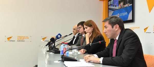 Участники видеомоста в Баку (справа налево): Ильгар Велизаде, Гюльнара Мамедзаде,  Алексей Кузнецов и Фикрет Садыхов - Sputnik Азербайджан