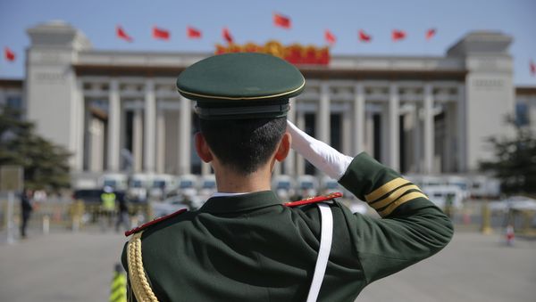 Военный полицейский отдает честь перед зданием Национального музея Китая - Sputnik Азербайджан
