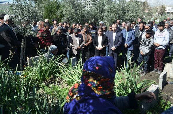Похороны жителей Джизре, оказавшихся заблокированными в подвальных этажах трех домов и погибших в ходе вооруженных столкновений - Sputnik Азербайджан